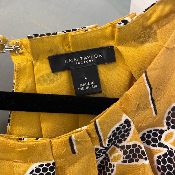 Ann Taylor Short sleeve blouse - Picture 3 of 3